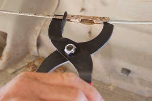 Lisle 44220 Emergency Brake Cable Release Tool - Image 2