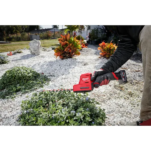Milwaukee 2533-21 M12 FUEL™ 8" Hedge Trimmer Kit - Image 6