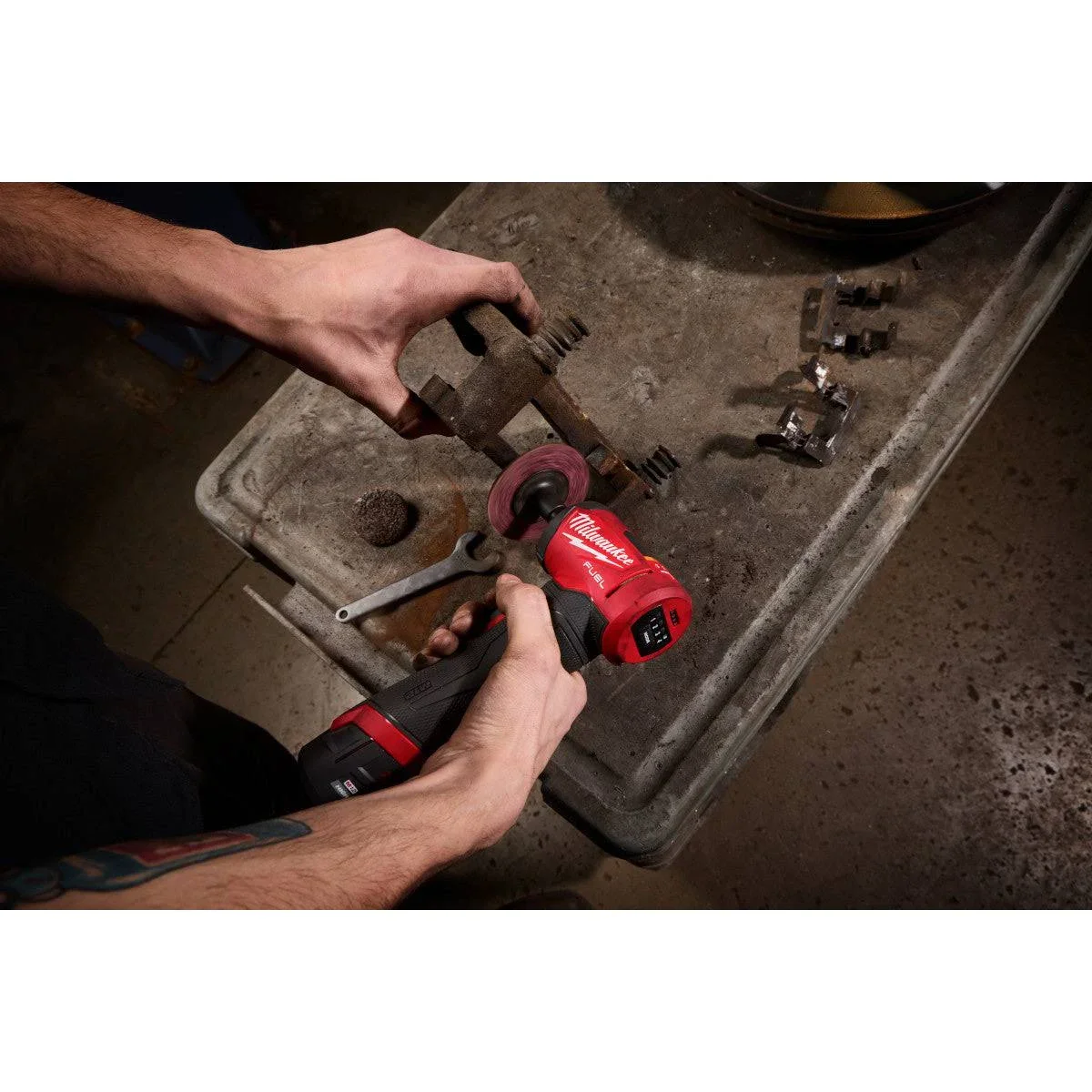 Milwaukee 3485-22 M12 FUEL 12V Lithium-Ion Brushless Cordless 1/4 in. Right Angle Die Grinder Kit - Image 4